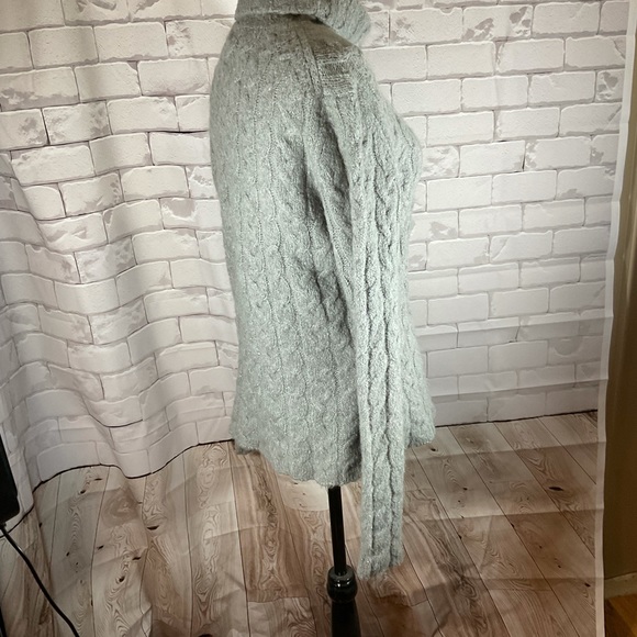 “ROOTS” Grey Cable Knit Sweater. - Picture 6 of 9